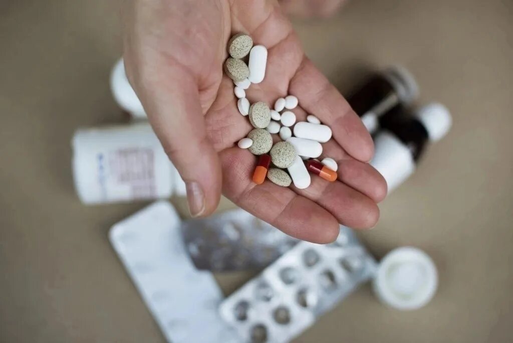 Куча таблеток фото В Тюмени запретят продажу лекарств без рецепта В тюменских аптеках запретят прод