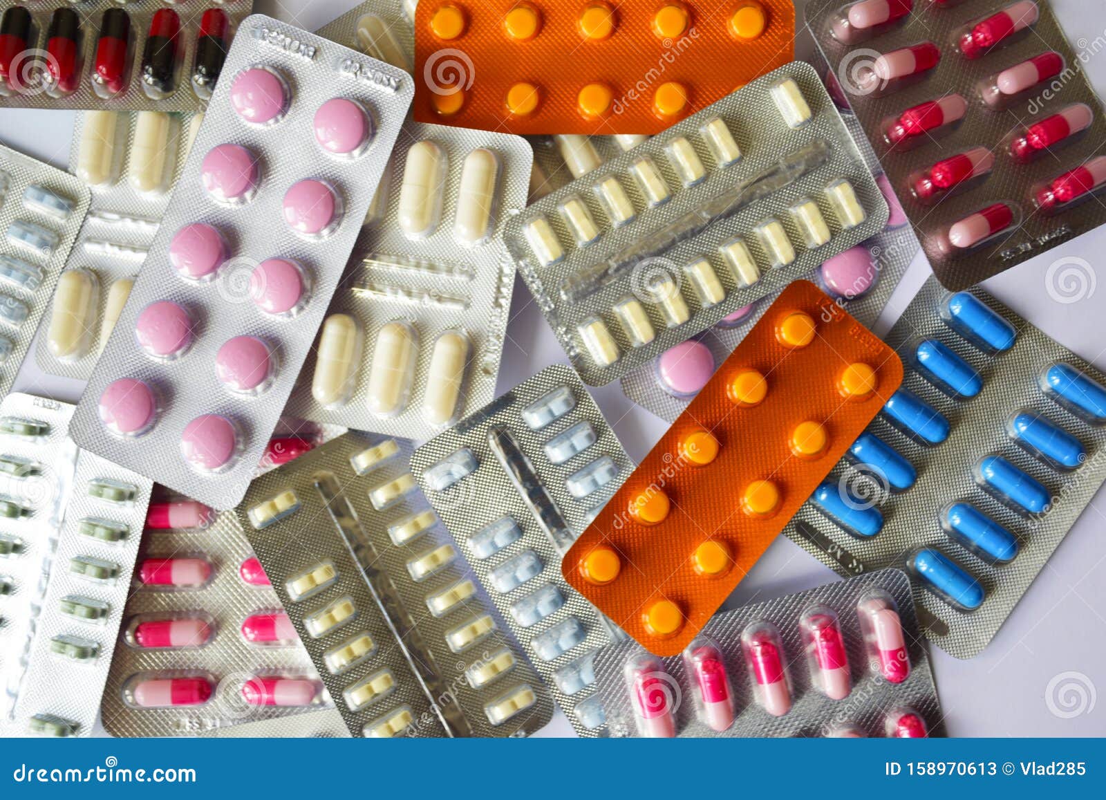 Куча таблеток фото Куча таблеток в черных пакетах Блестерные пакеты, полные мульти-цветных таблеток