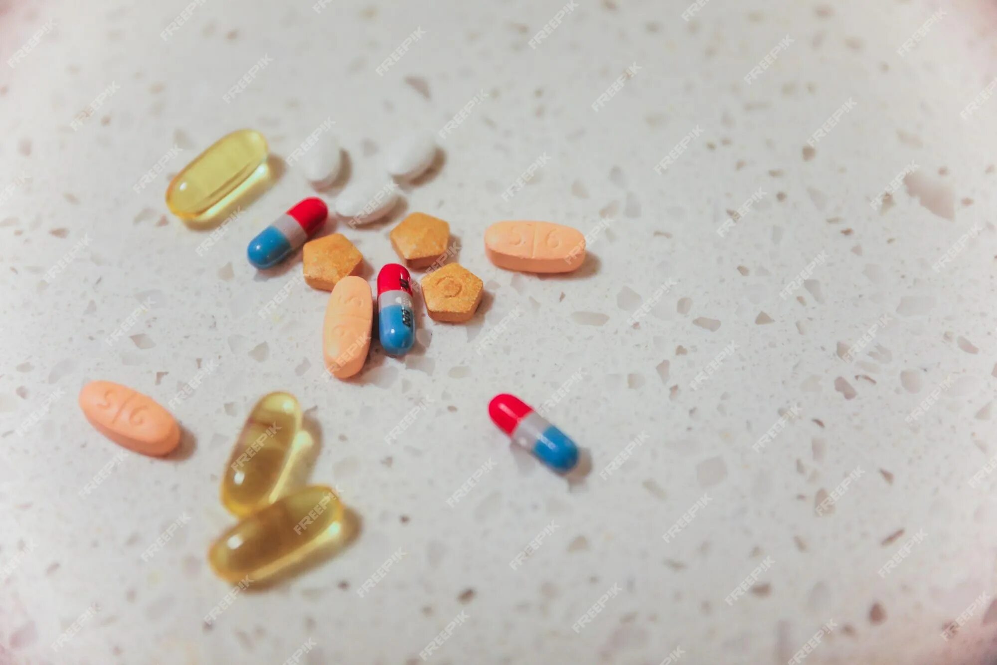 Куча таблеток фото Куча таблеток на столе - Дом Мебели.ру