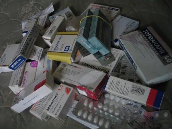 Куча таблеток фото Много лекарств в дар (Москва). Дарудар