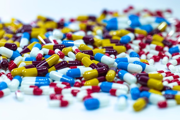 Куча таблеток фото Куча таблеток, одна из которых помечена как "капсулы". Премиум Фото