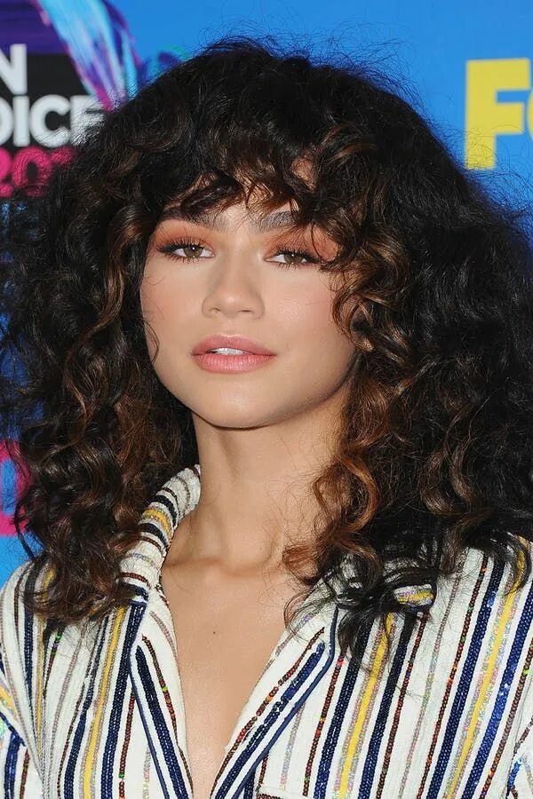 Кучерявая челка фото How to Style Curly Bangs Medium length curly hair, Hairstyles with bangs, Curly 