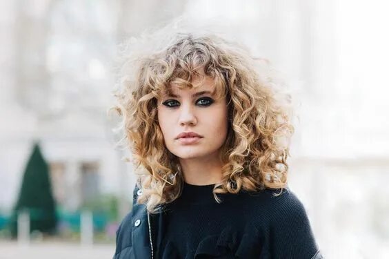 Кучерявая челка фото Quelle coupe pour les cheveux bouclés ? - The reporthair Curly hair styles, Blon