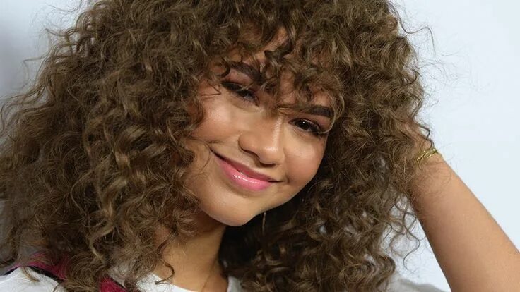 Кучерявая челка фото Curly hair styles image by Webhair on Hairstyles in 2020 Curly hair with bangs, 