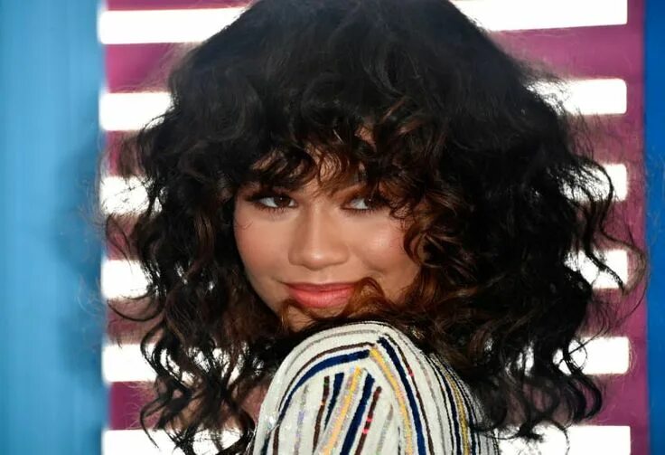 Кучерявая челка фото Zendaya Just Explained Why She Doesn't Drink Alcohol Naturlocken frisuren, Locke
