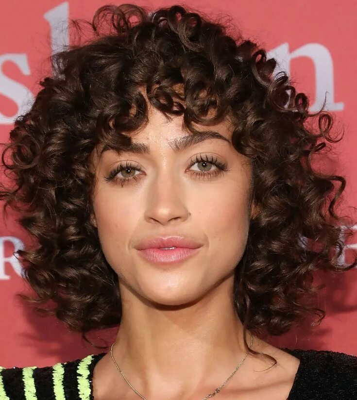 Кучерявая челка фото 70+ Outdated Hairstyle Ideas Coming Back Bombshell hair, Hairstyles for thin hai