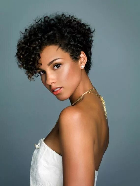 Кучерявая короткая прическа Natural celebrities: Alicia keys Short natural hair styles, Short curly hair, Cu