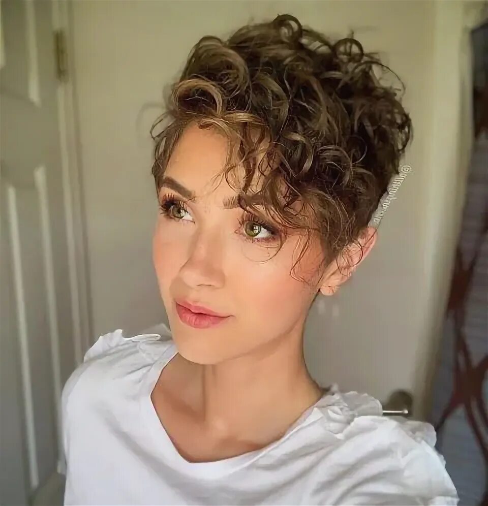 Кучерявая короткая прическа Very stylish curly hair styles for 2020 (short & long hair cuts) Kısa saç, Saç, 