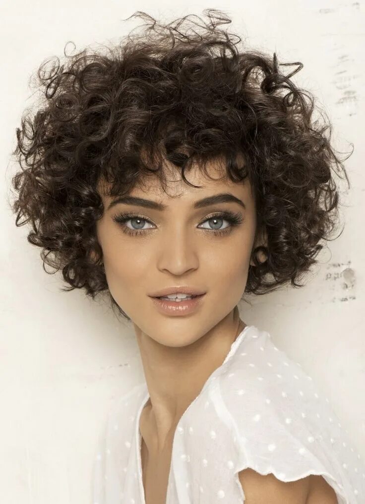 Кучерявая короткая прическа Пин от пользователя Миша Машина на доске прическа Завивка коротких волос, Завивк