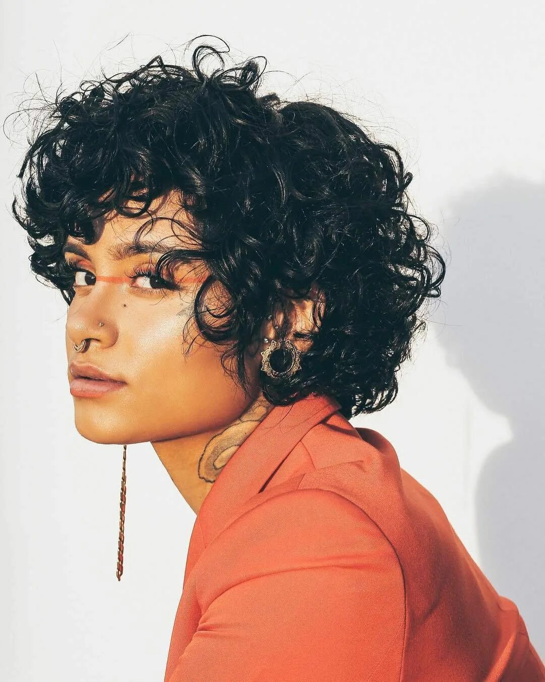 Кучерявая короткая прическа The Mixie Look Is Set to Be the Coolest Haircut of the New Year Haircuts for cur