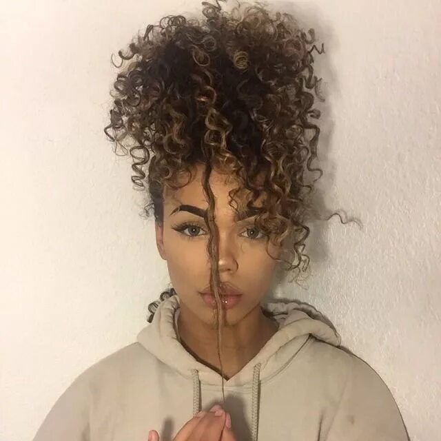 Кучерявая прическа Curly pineapple bun. Hair styles, Natural hair styles, Curly hair styles