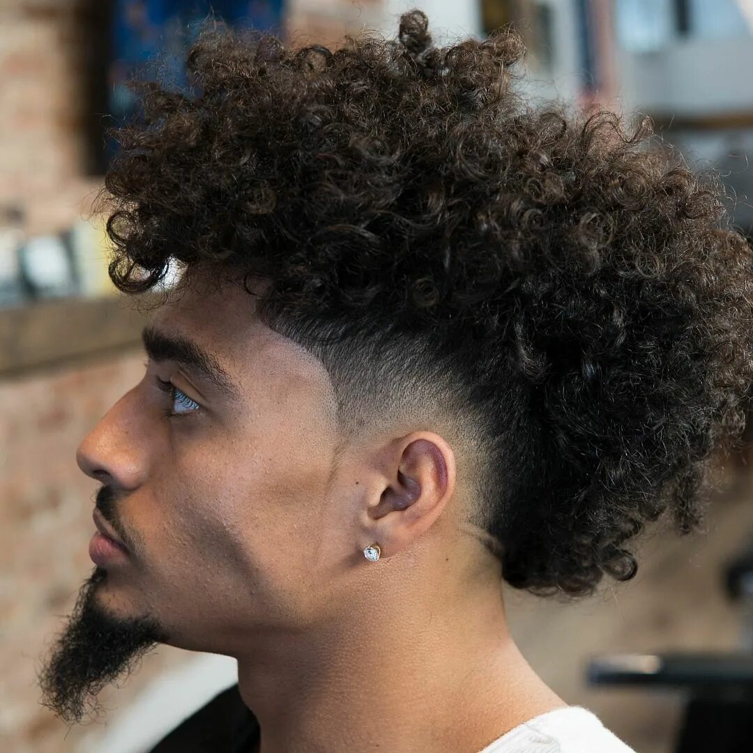 Кучерявая прическа Types of Fade Haircuts: A Complete Guide To All Styles For 2024 Curly mohawk hai