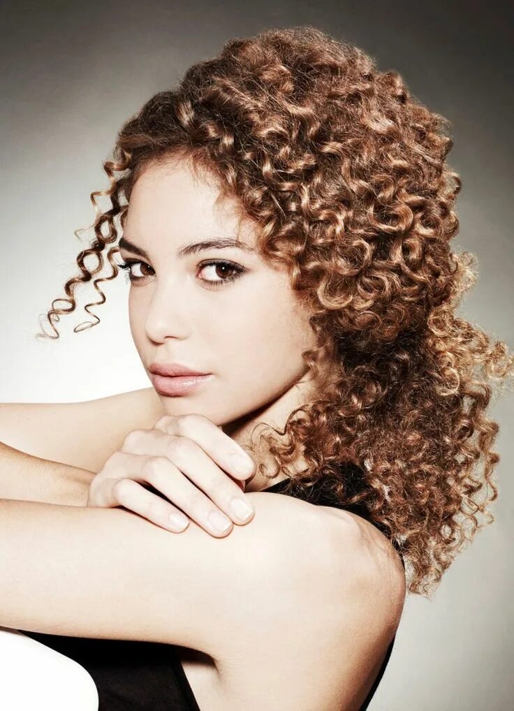 Кучерявая прическа фото Низкий хвост из вьющихся волос Womens hairstyles, Medium hair styles, Afro hairs