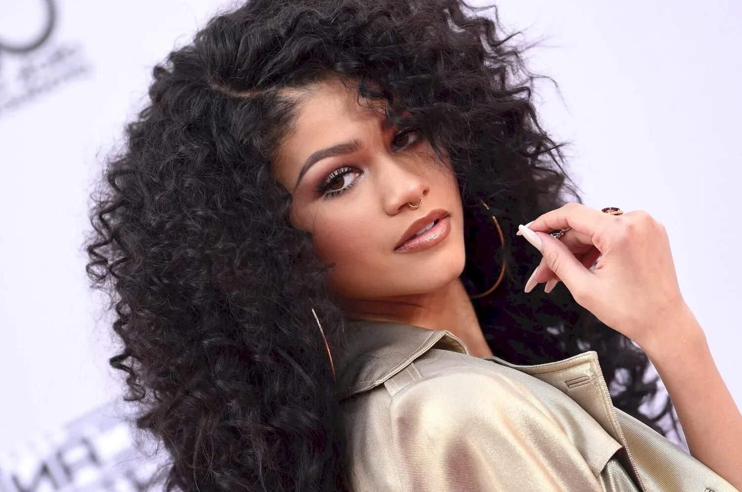 Кучерявая прическа фото Новый образ Зендайи: кучерявая причёска на фото - Делаем прическу на brodovoe.ru