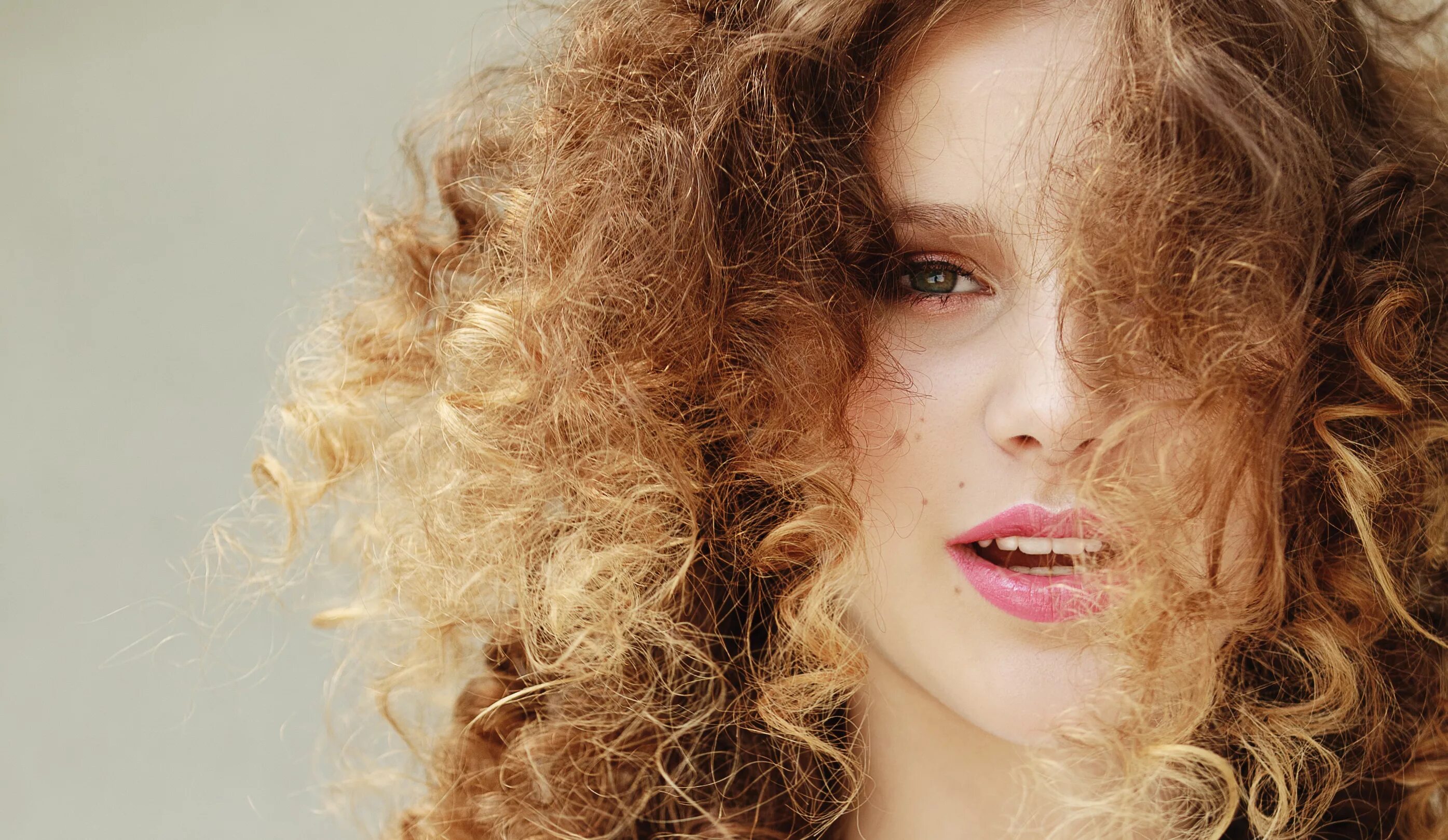 Кучерявая прическа фото Казаться старше - Дом Солнца