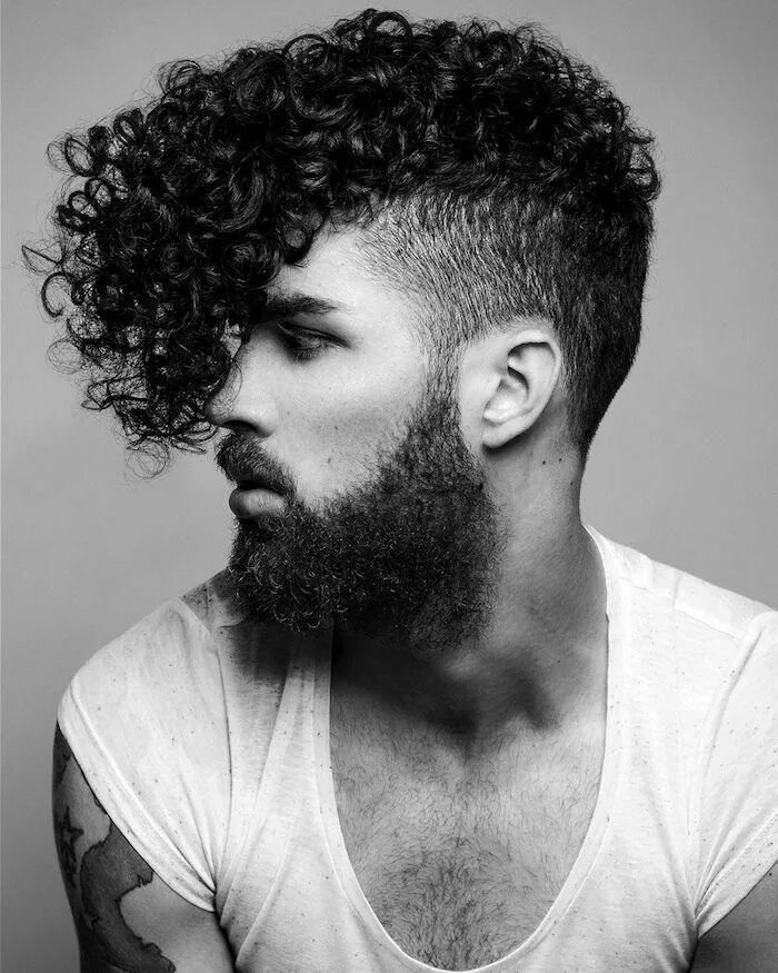 Кучерявая прическа мужская Gorgeous long top short mens hairstyles! #longtopshortmenshairstyles Lockiges ha