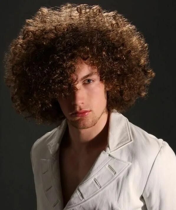 Кучерявая прическа мужская 26 Popular Jewfro Hairstyles for Men in 2019 Curly hair styles, Men's curly hair