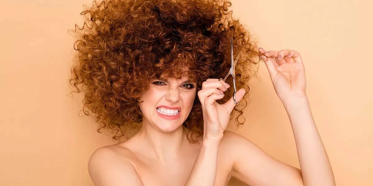 Кучерявая прическа женская Кокетливый завиток": самые актуальные стрижки на кудрявые волосы Sova Дзен