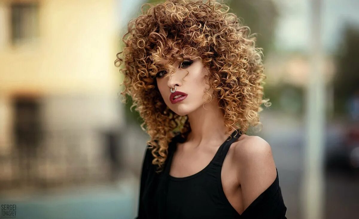 Кучерявая прическа женская Плюсы и минусы химической завивки. Подбираем интересные образы для кучерявых. Мо