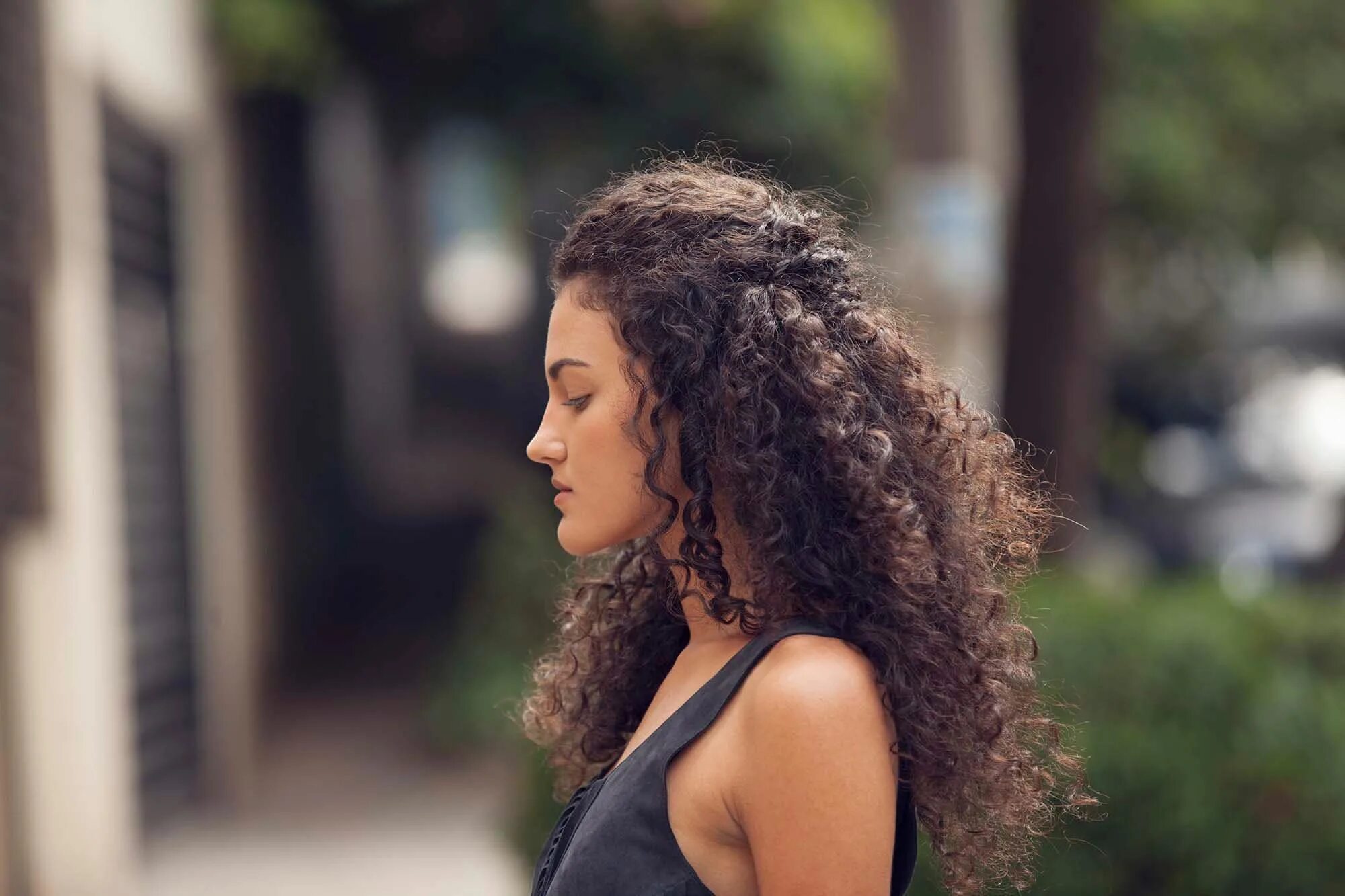 Кучерявая прическа женская Кудрявые волосы у женщин