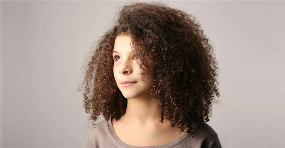 Кучерявая прическа женская Создание мелких кудрей с помощью утюжка, плойки, фольги, бигуди, тряпочек, шпиле