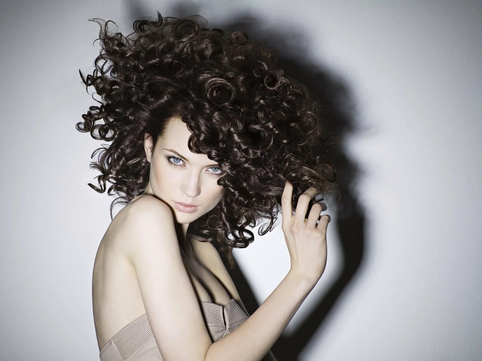 Кучерявая прическа женская Брюнетка с волнистыми волосами