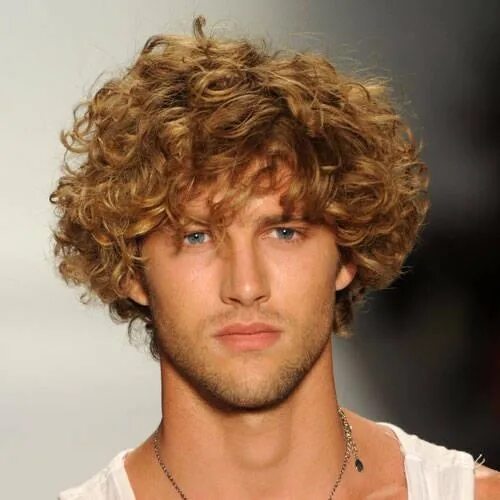 Кучерявая стрижка мужская Pin by Paulina Castañeda Herrada on Looks great Man Medium length curly hair, Ha