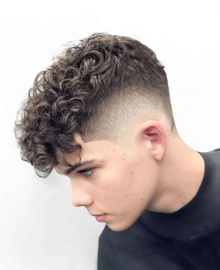 Кучерявая стрижка мужская Pin by saul goodman on Hair style Modern curly hair, Curly undercut, Men haircut