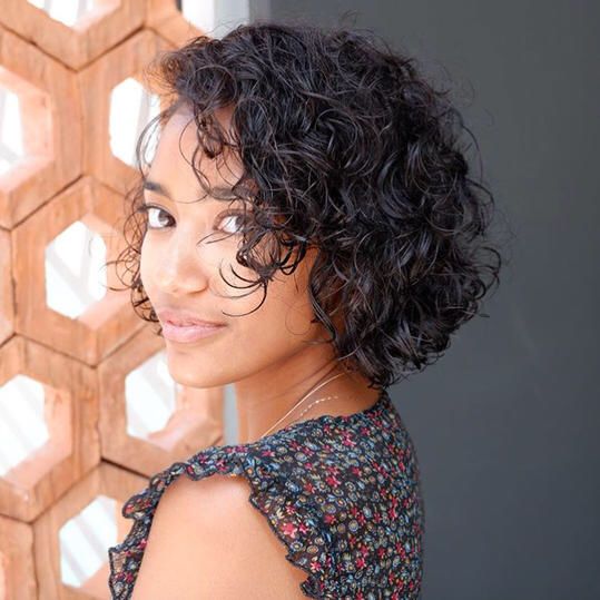 Кучерявое каре фото 15 Low-Maintenance Short Haircuts That'll Make Life So Much Easier Curly hair st