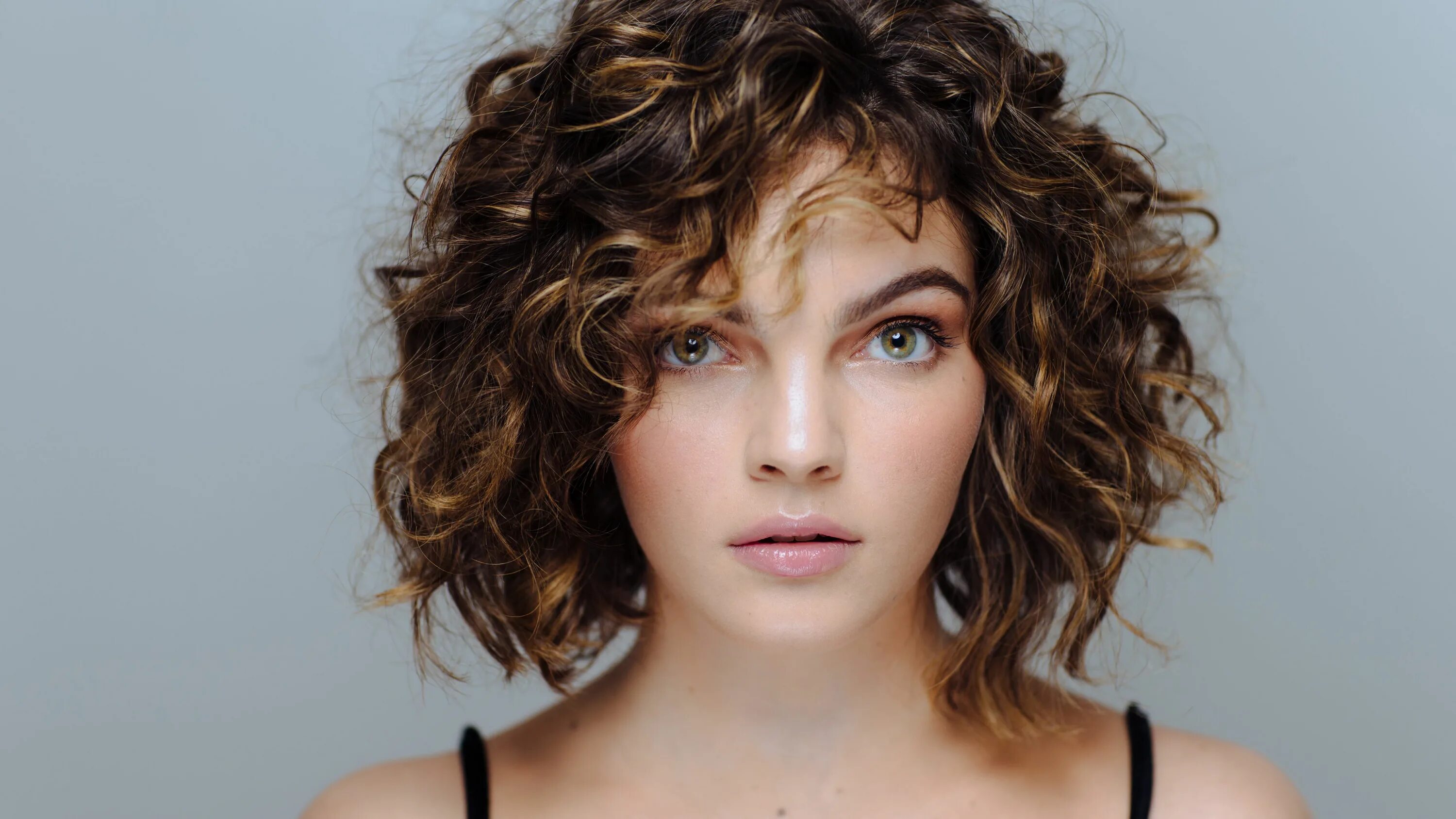 Кучерявые короткие волосы фото Camren Bicondova 2018 5K Curly hair styles, Short hair styles, Short curly hair