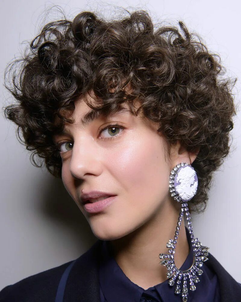 Кучерявые короткие волосы фото Cropped Curls Curly hair styles, Curly hair photos, Textured curly hair