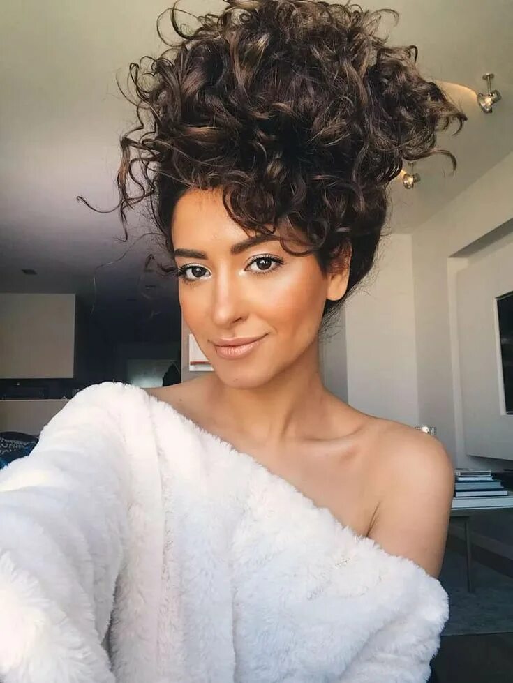 Кучерявые прически на средние Пин от пользователя Юлия Пирогова на доске Причёски в 2020 г Прически, Волосы, В