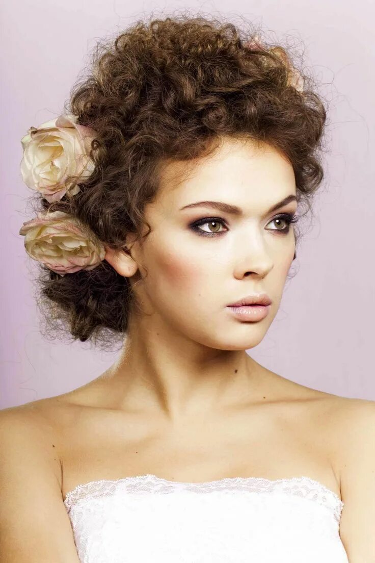 Кучерявые прически на средние Vintage Hairstyles For Curly Hair: 20 Hairstyles You'll Wear on Repeat Vintage h