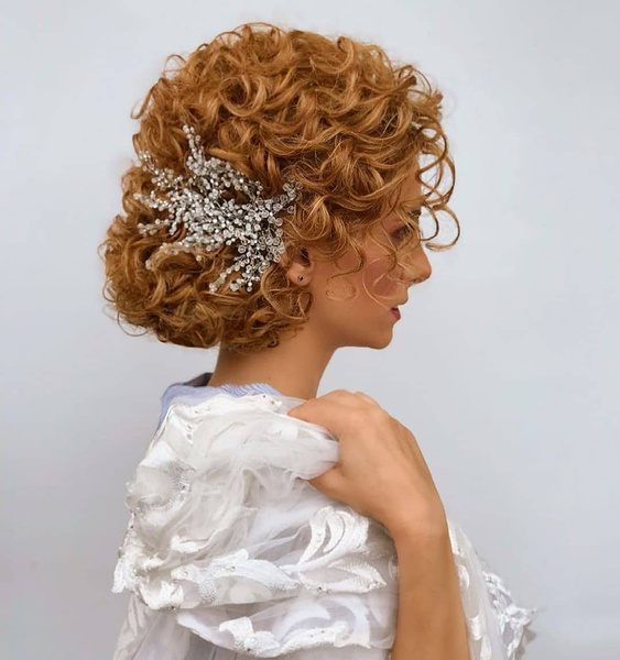 Кучерявые прически на средние Прически для кудрявых волос: 8 стильных вариантов для праздника и на каждый день