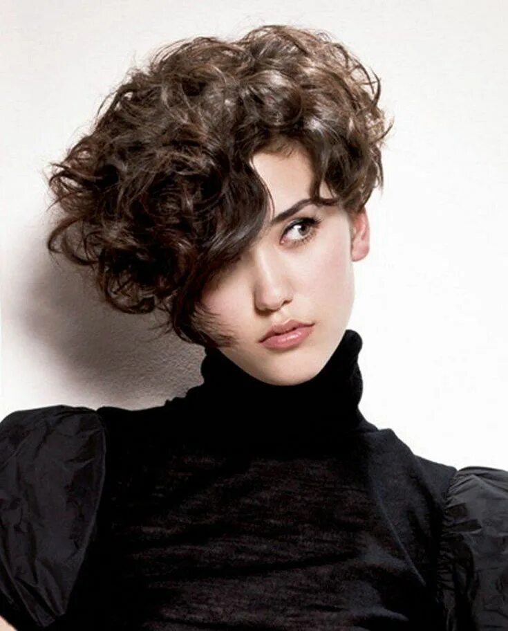 Кучерявые стрижки женские Coupe courte asymétrique 2021- 30 idées pour les cheveux variés Permanente cheve