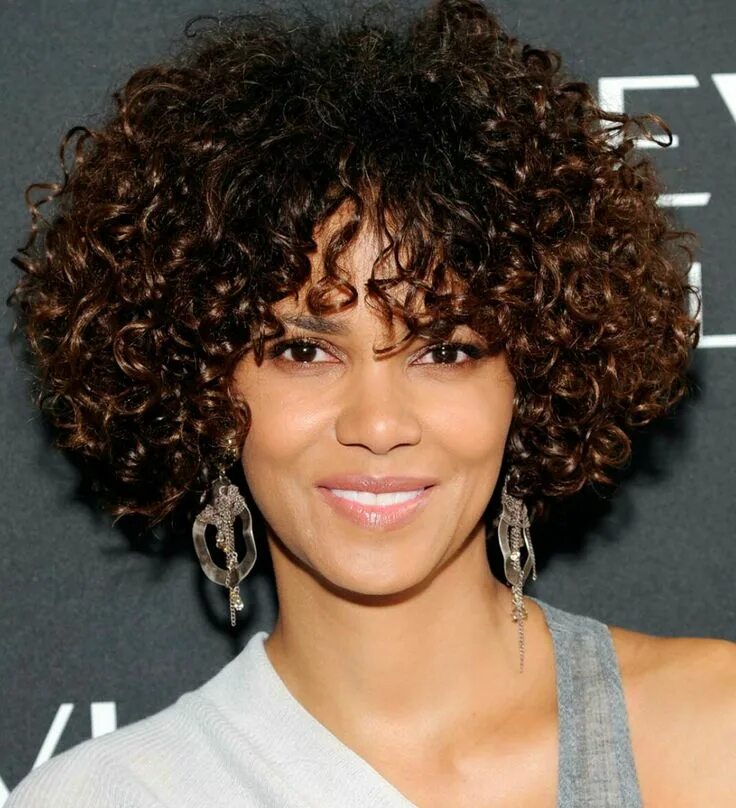 Кучерявые стрижки женские Pin by Marlene Mowatt on This hair Short curly hair, Curly hair styles, Medium c