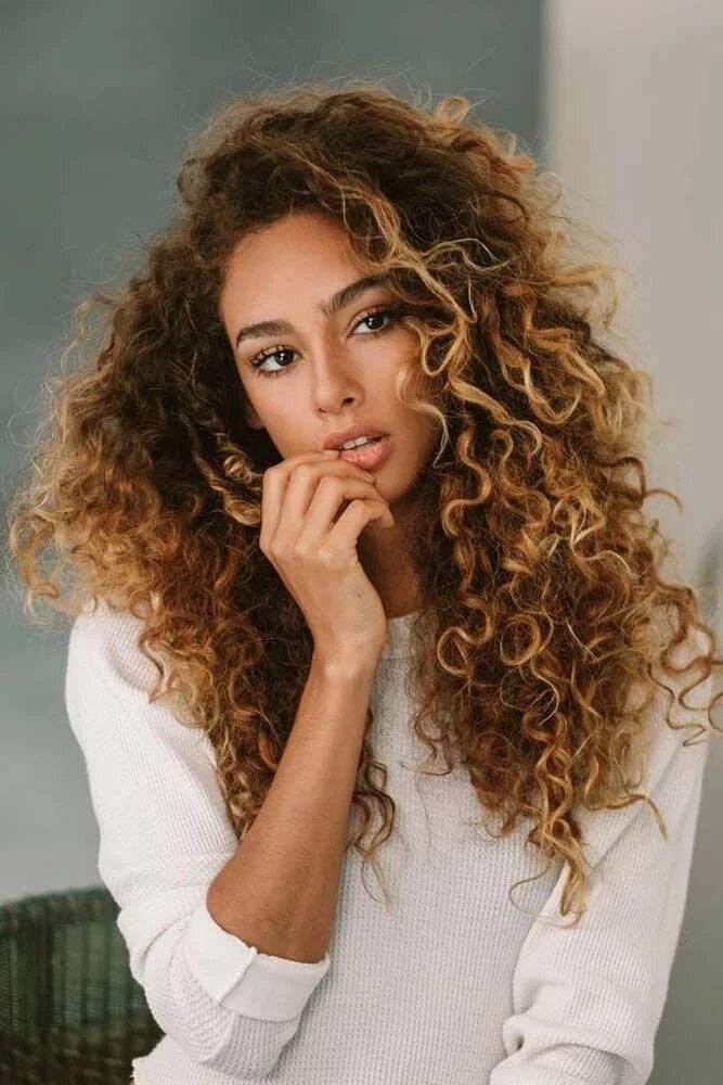 Кучерявые волосы фото 39 Undeniably Pretty Hairstyles For Curly Hair Curly hair photos, Curly hair sty