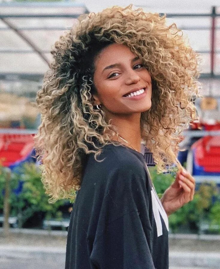 Кучерявые волосы фото 6 Dicas para manter o cabelo sempre hidratado e saudável Hair styles, Curly hair