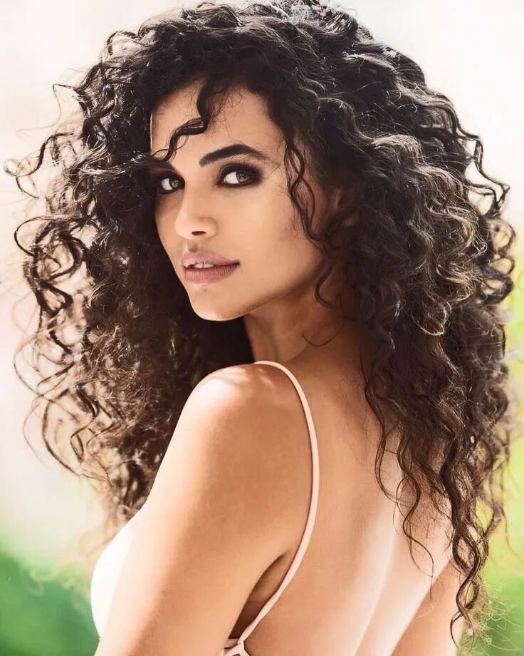 Кучерявые волосы прически фото Style up your curly hair with extensions Beautiful curly hair, Curly hair styles