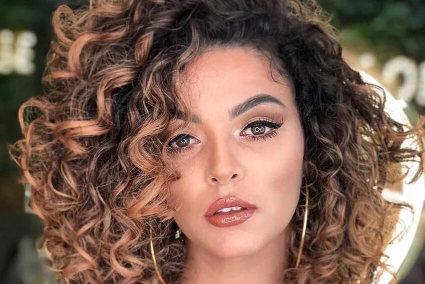 Кучерявые волосы прически фото Прически на кудрявые волосы для мужчин и женщин