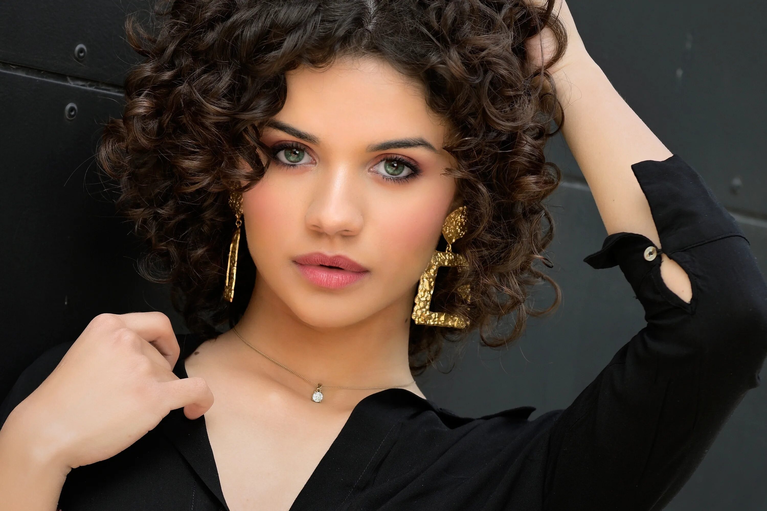 Кучерявые волосы прически фото Кудрявая девушка с рукой в волосах в черной рубашке Обои для рабочего стола 1440