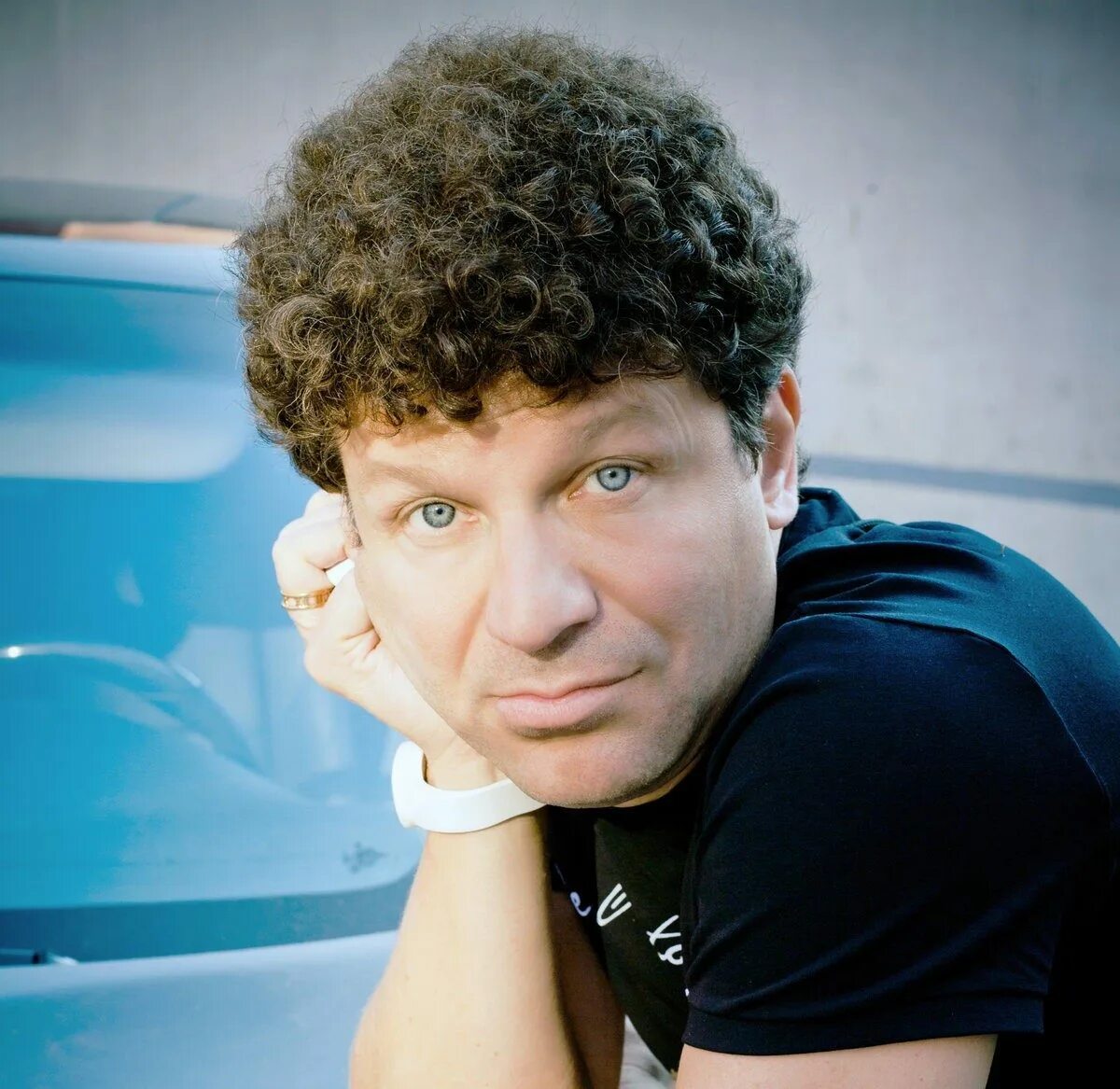 Кучерявый певец 90 х фото Сергей Минаев - актёр - фильмография - Наш человек в Сан-Ремо (1990) - актёры - 