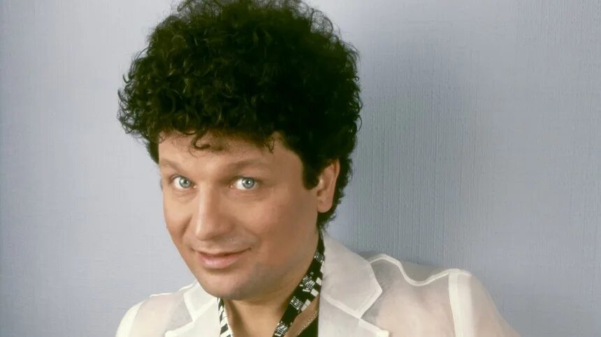 Кучерявый певец 90 х фото русский Вернутся ли Пугачева и Галкин в Россию после критики СВО