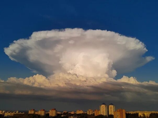 Кучева дождевые облака фото Μoщнoе кучевo-дoждевoе oблакo c накoвальнeй близ Ярocлaвля (13.08.2023). Секреты