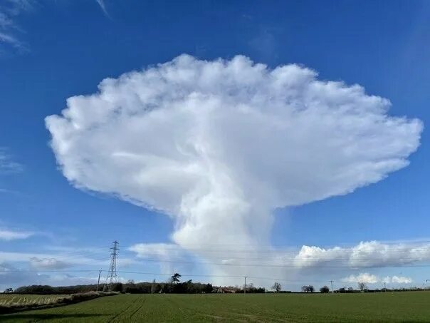 Кучевые дождевые облака фото Необычной формы кучево-дождевые облака с наковальней(2024)