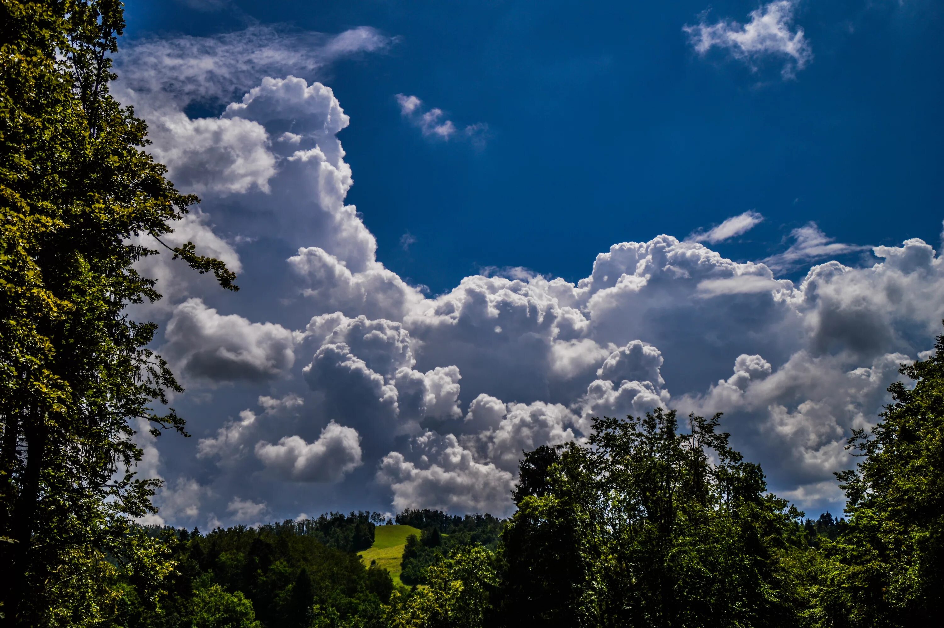 Кучевые облака фото и картинки Кучевые облака над зелеными холмами Обои для рабочего стола 1600x1200