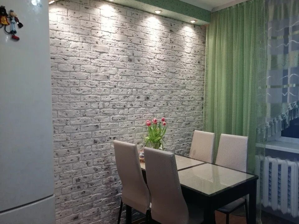 Кухня чем отделать стены недорого фото Kitchen interior with bricks on the wall (62 Photos)