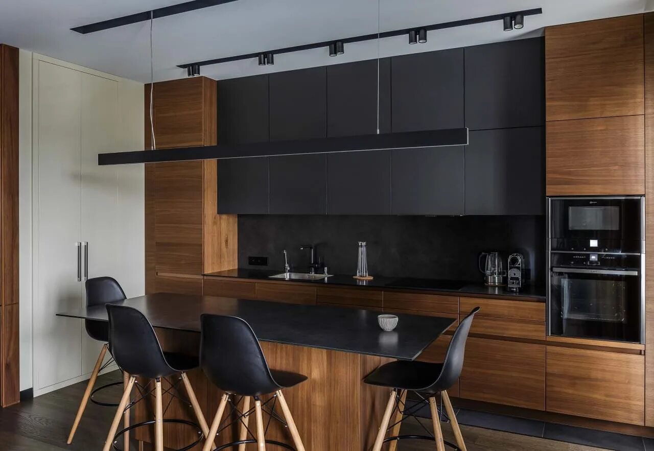 Кухня черная деревянная фото Кухня 31 - "МебельДом"