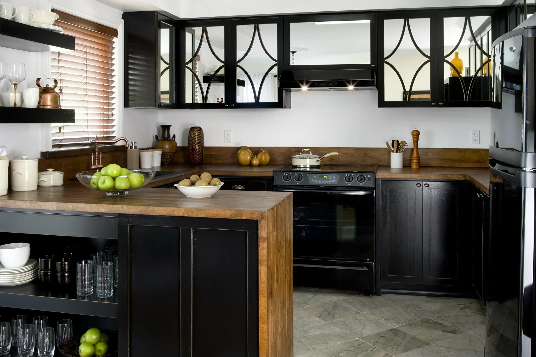Кухня черная деревянная фото Черная кухня с деревянной столешницей - CormanStroy.ru