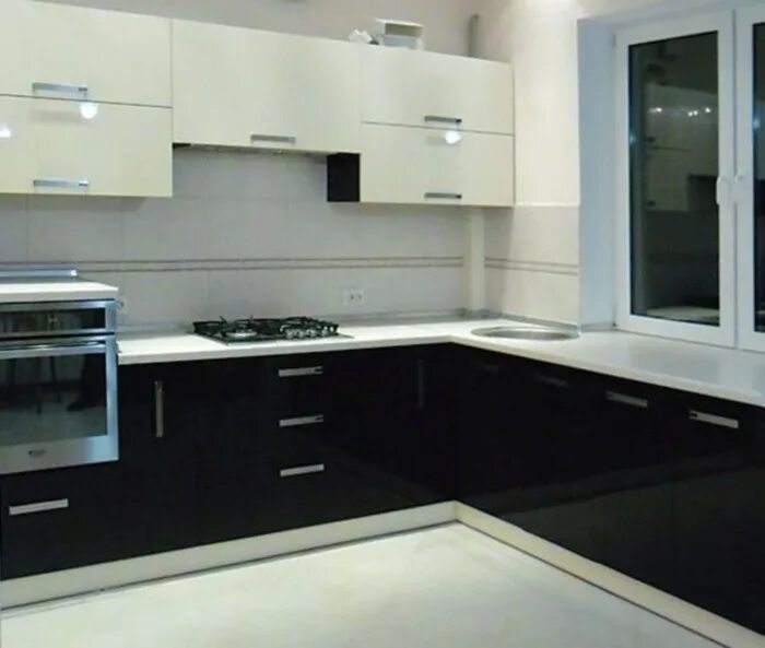 Кухня черно белая дизайн глянец угловая фото Кухни черно-белого и черного цвета в интерьере - практические советы от мебельно
